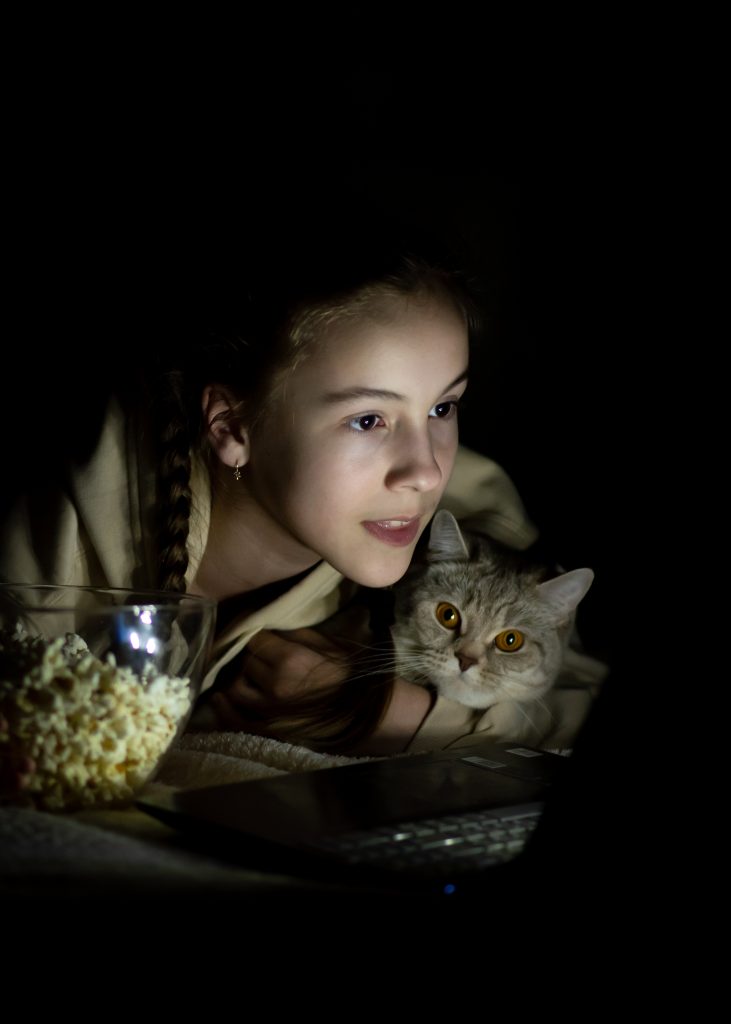 App to watch movies together. How to watch movies together online with friends.